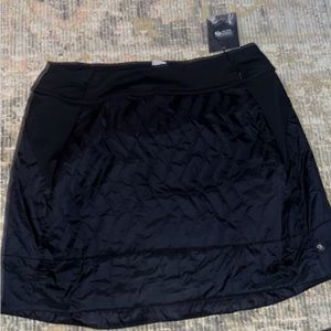 Black insulated mini Mountain Hard wear skirt, size M, NWT